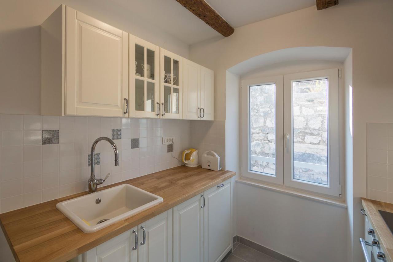 Apartments Bepi Комижа Экстерьер фото