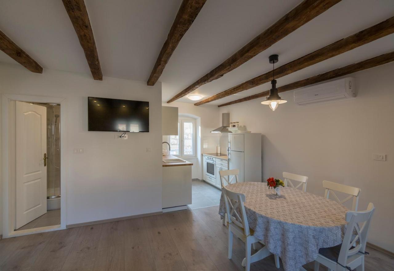 Apartments Bepi Комижа Экстерьер фото