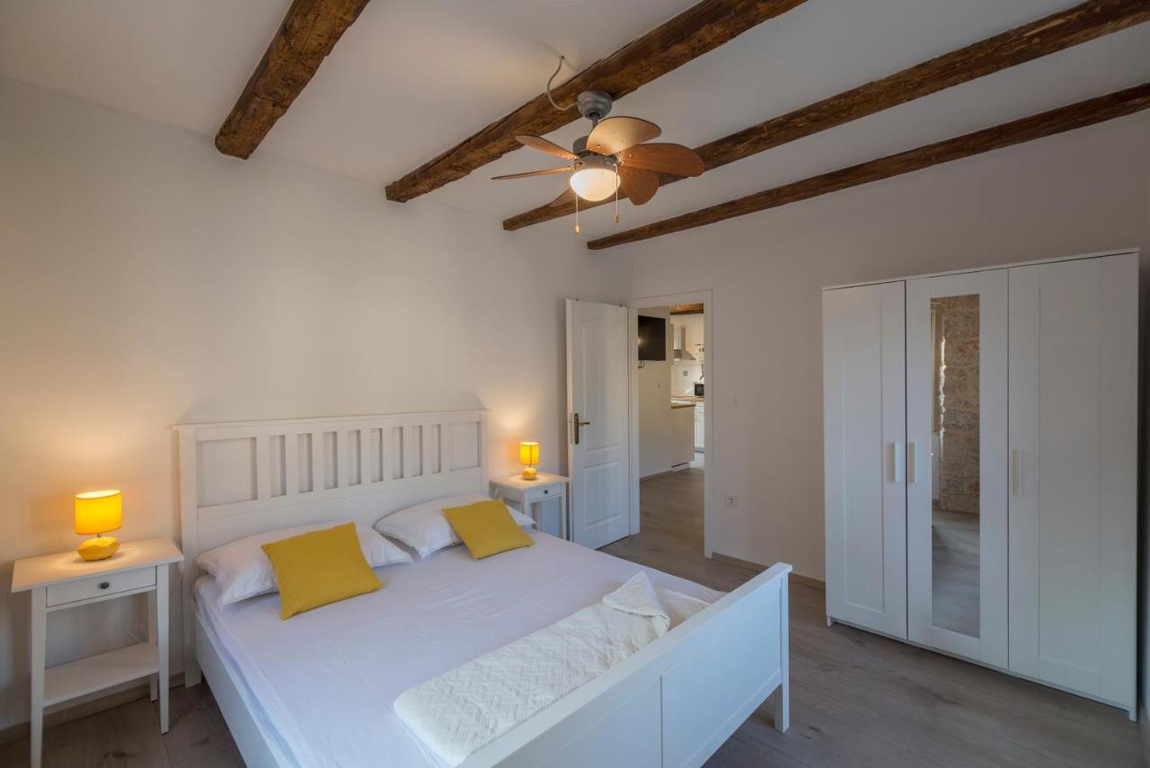 Apartments Bepi Комижа Экстерьер фото